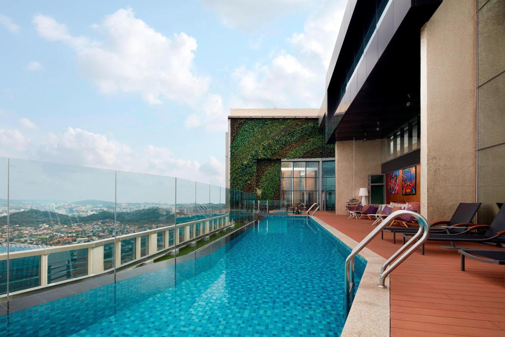 Sheraton Petaling Jaya Hotel Kültér fotó The swimming pool at the hotel