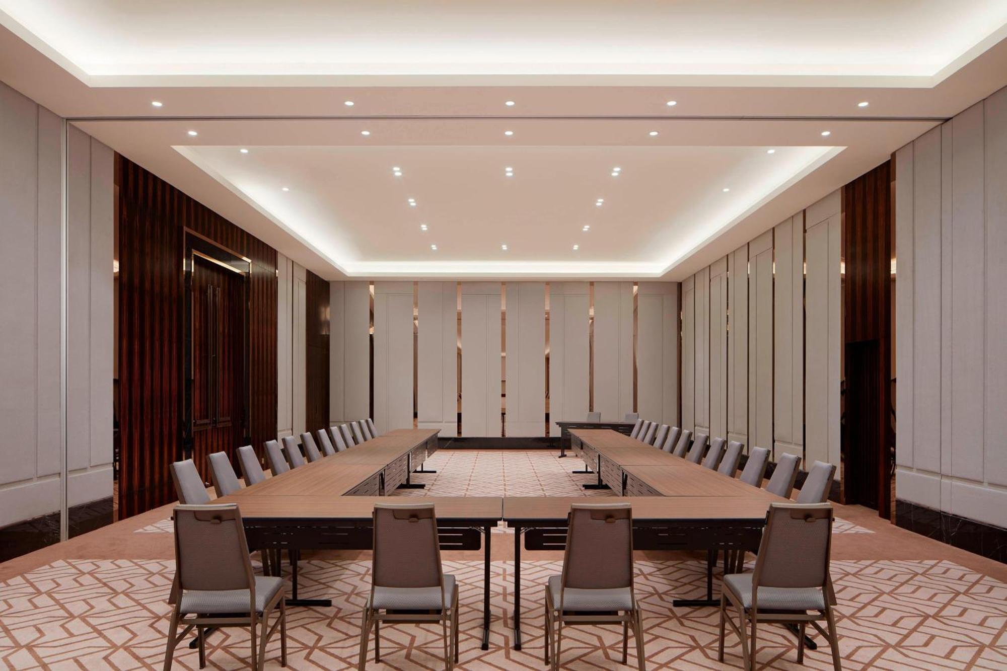 Sheraton Petaling Jaya Hotel Kültér fotó The meeting room of the Prime Minister